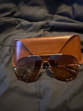 Chloe’ Unisex Aviator Sunglasses in Gold with a brown gradient color lens